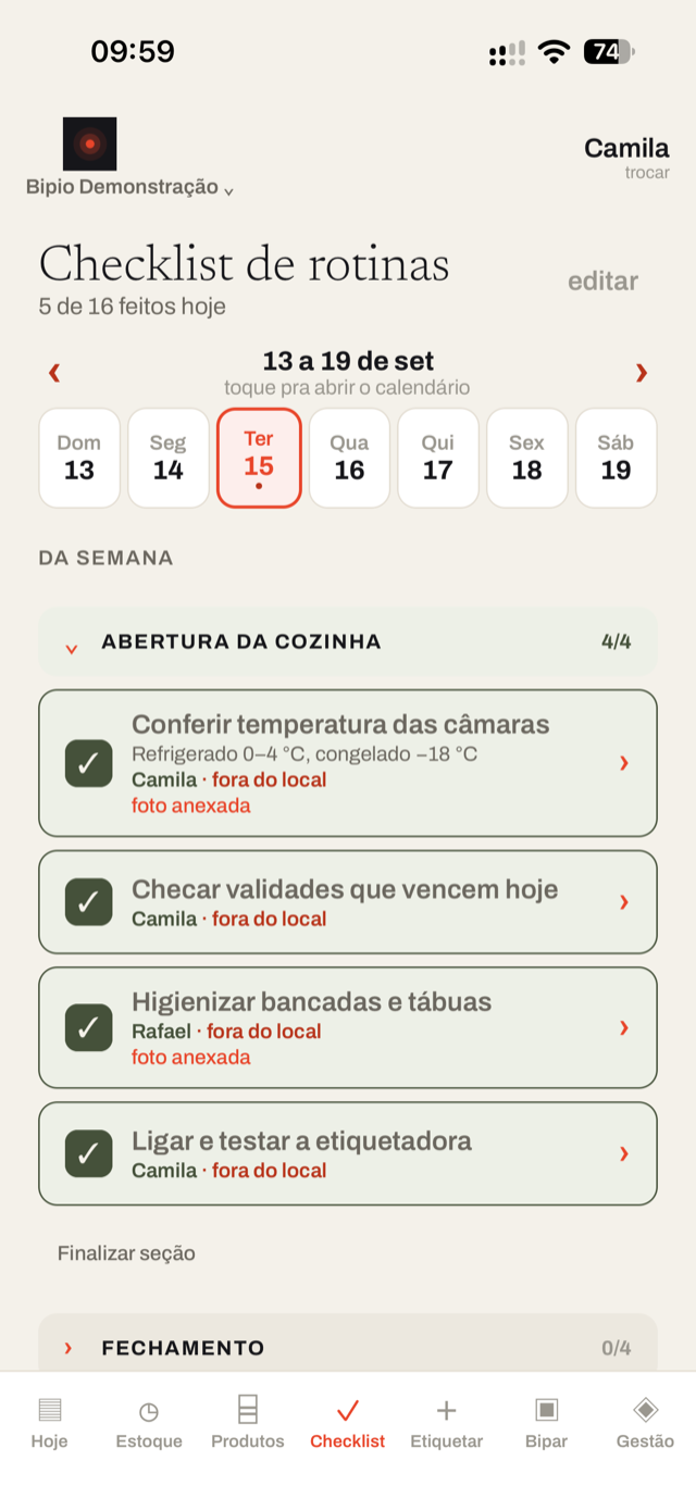 Checklist de rotinas: abertura da cozinha com foto anexada e registro de localização.